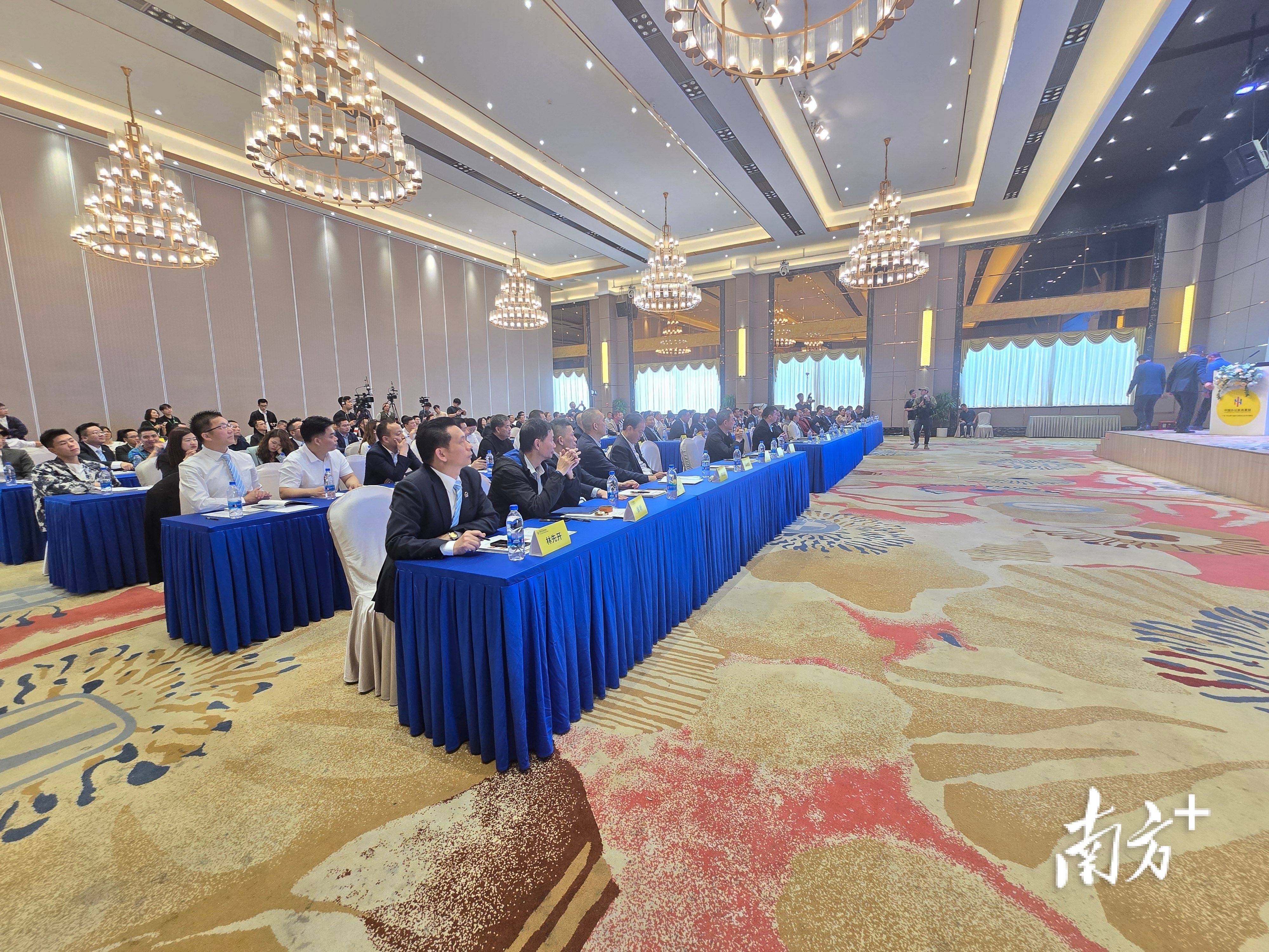 百余家國際采購商齊聚<strong></p>
<p>辦公家具
</strong>，中山第六屆辦公家具文化節(jié)開幕:辦公家具

